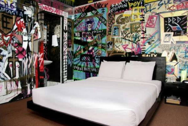 Kamar dengan lukisan dinding seni yang mengagumkan